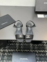 2025Ss Chanel香奈儿C家中跟凉鞋，标志性双C扣奢华吸睛，彰显品牌格调。多样色彩与材质，适配不同穿搭场景。无论是漫步街头还是出席派对，它都能提升气质，