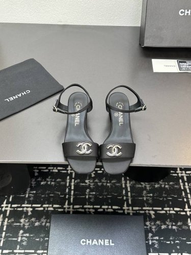 2025Ss Chanel香奈儿C家中跟凉鞋，标志性双C扣奢华吸睛，彰显品牌格调。多样色彩与材质，适配不同穿搭场景。无论是漫步街头还是出席派对，它都能提升气质，