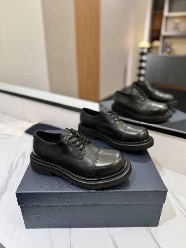 Dior 迪奥 24秋冬新款 系带乐福鞋 中性复古 简约高级采用别具一格的设计元素打造醒目的外观。采用牛皮革打造，可轻松穿脱。从 book tote 手袋汲取