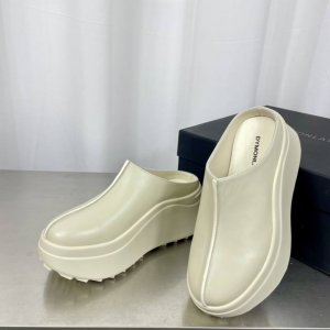 dymonlatry 小众潮牌 25Ss爆款推荐 复古 厚底 半拖 各位潮流玩家们请就位 时髦精每年必关注的鞋履品牌，它家设计总能让你勇于突破和创新 无论日常休