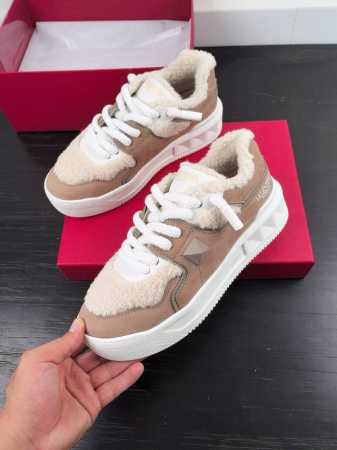 顶级版本 valentino华伦天奴 new arrival～ V家厚底运动鞋 鞋面：进口定制牛皮羊羔毛搭配 大底：tpu材质大底质感拉满！ 内里：羊羔毛内里 - 点击图像关闭