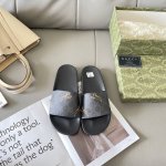 出厂： Gucci 古驰2025顶级专柜 初夏情侣新款 官网上新 独家首发 Gucci 古驰 25S 初夏情侣拖 古驰拖鞋 古驰情侣穿搭 Gucci拖鞋 Guc