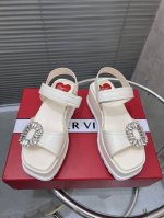 出厂价pp 顶级版本 rv 新款Slidy Viv'厚底凉鞋 鞋面点缀闪耀钻扣 内底嵌以心形图案 裹皮革坡跟设计尽显高挑身姿 轻松为夏日都市装束增添维维亚风情