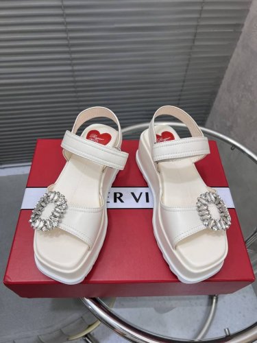 出厂价pp 顶级版本 rv 新款Slidy Viv'厚底凉鞋 鞋面点缀闪耀钻扣 内底嵌以心形图案 裹皮革坡跟设计尽显高挑身姿 轻松为夏日都市装束增添维维亚风情