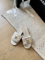 Chanel 早春新款书包扣平底 粗跟拖鞋系列！ 经典的菱格纹 百看不腻 鞋面：内里羊皮 大底：真皮大底 跟高：1.5 5Cm 码数:35-41 定做不退不换