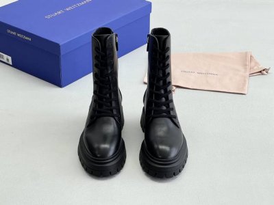Stuart Weitzman SW MCKENZEE 经典款机车靴、马丁靴 一款现代风格的时尚马丁靴，专为应对各种挑战而设计，让你轻松驾驭各种场景。 鞋带、皮