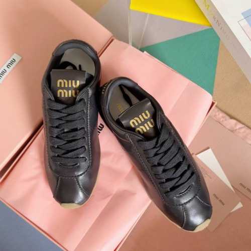 顶级版本：女款 miumiu缪缪 最新 复古 德训鞋 阿甘鞋 休闲 运动鞋 原版购入开发 做货 这款Miu Miu运动鞋巧妙地表达了运动装与充满活力和进取心的女