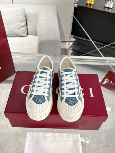 Gucci Gg厚底帆布鞋 小白鞋 休闲鞋 这款运动鞋以标志性Gg帆布匠心打造 将典藏设计与现代美学巧妙糅于一体 大胆前卫的廓形配以 Gucci 印花压纹橡胶鞋