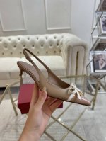 最新春款 法式蝴蝶结 重工打造经典高跟鞋 顶级版本绝对史上最强货 欢迎对比面料釆用进牛皮 内里印度羊皮 大底采用意大利进口真皮大底 舒适好穿楦型与专柜一致 优雅