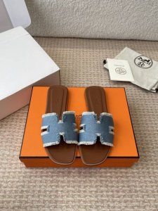莞产 官网同步飞机盒包装 Hermes 爱马仕春夏经典款 东莞产 H拖鞋 经典H拖，每个夏天必入的款式！每个女孩 愿望List必收款之一！日常穿搭，还是出去旅游
