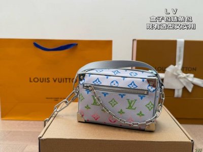 Lv Soft Trunk盒子包链条包 既有造型又实用，四角五金包边～ 链条肩带提供多种携带方式 斜挎可手提，容量感人，男女同款 尺寸18 12
