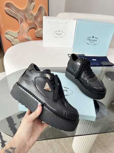 最新系列！Prada 普拉达2024秋冬季新款毛拖鞋 三角扣面包包头半拖鞋 最新走秀系列 经典升级 舒适度与时髦度并存 每个颜色搭配都好看，设计搭配不同风格需求