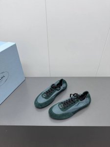 出厂 Prada 普拉达春夏秀款薄底德训鞋 25ss秀款出境率最高的单品 鞋面麂皮有肌理感，内里羊皮包裹，软软糯糯的 鞋垫加厚小羊皮，踩上去无比舒适，有支撑感，