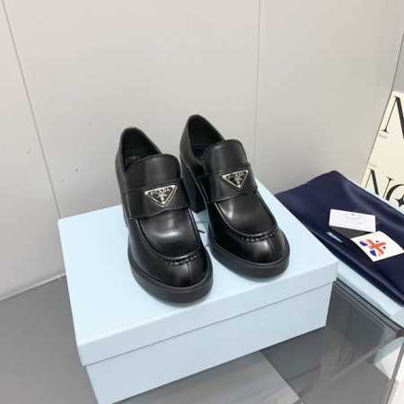 p直销 、P直销Prada 普拉达 秋冬高跟乐福鞋 经典三角标乐福鞋，高跟款 略显宽大的鞋型搭配粗高跟造型，很协调哦，并没有半点笨拙的意思，而且一体成型的鞋底， - 点击图像关闭