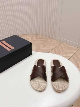 Zegna 杰尼亚经典男士拖鞋，一字带真皮高端拖鞋，草编拖鞋，老钱慵懒气质拿捏，男士夏季必备单品，这款拖鞋选用柔软小牛皮和翻毛皮革制成，休闲又不失精致。包容性强 - 点击图像关闭