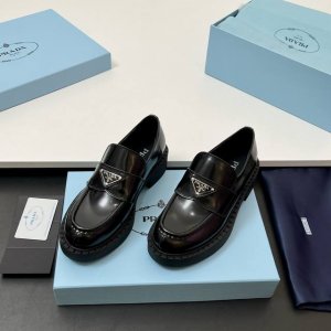 情侣款 女 男20 开边珠 PRADA 普拉达走秀新品三角标松糕鞋！小皮鞋、乐福鞋上脚无敌好看简直万种搭配，随意穿搭拿捏的稳稳的，hold的各种穿搭场合简直就是