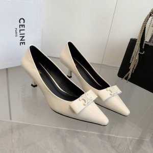 小牛皮： Celine 2025春夏小猫跟，尖鞋头造型，柔美的露脚设计，脚踝绑带。TRIOMPHE T字绑带设计，配有金属 TRIOMPHE标志性元素绑带， 上