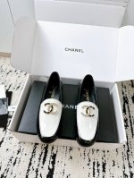 香奈儿女孩必入 这双乐福鞋也太绝了吧 姐妹们 这双Chanel 25 A夏季新款乐福鞋真的绝绝子 经典双C钻扣Blingbling的 高级感直接拉满 进口小牛皮