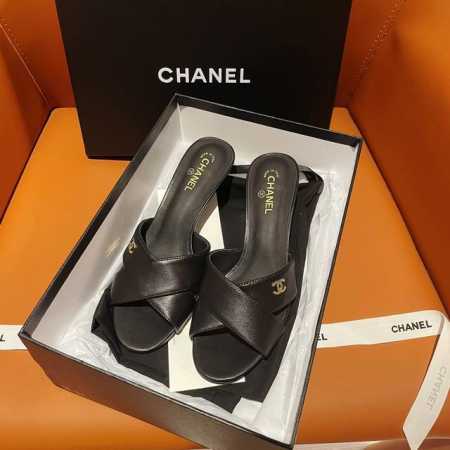 工厂直销 Chanel香奈儿交叉脚环双C金属珍珠中跟拖鞋凉鞋 很经典百搭的设计 无论什么场合都可以完美Hold住 任何身高都能驾驭的高度 且不失气场和魅力 特色 - 点击图像关闭