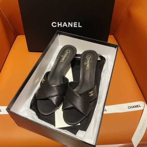工厂直销 Chanel香奈儿交叉脚环双C金属珍珠中跟拖鞋凉鞋 很经典百搭的设计 无论什么场合都可以完美Hold住 任何身高都能驾驭的高度 且不失气场和魅力 特色