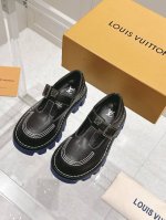 男女款 乐福 225 Lv 路易威登专柜最新开边珠牛皮厚底印花乐福鞋系列 代购级上新 这款松糕厚底系列今年非常爆 穿上增高效果 和时尚的引领绝对的Yyds 面料