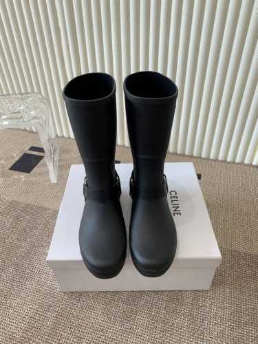 Celine 思琳 必入骑士雨靴 真是一双绝绝子雨靴，软乎乎的论搭配这就是 Ins 博主人手一双的潮流单品！日常搭配非常高级！四季通勤逛街雨季都非常ok 独家定
