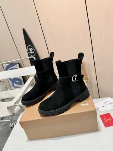 CL 红底鞋 短靴，时尚新宠来袭！ 内外侧弹力松紧，舒适贴合不勒脚。 最新设计品牌扣，彰显独特魅力。 鞋面多种高端面料可选，粒面牛皮质感十足，开边珠牛皮闪耀夺目