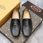 Tods 男士豆豆鞋 专柜同步新款 高端品质 牛皮杏色牛里.原版包装。黑色，尺码38-45。 正常皮鞋码，按平时皮鞋码拍，运动鞋穿40就拍39 。。。
