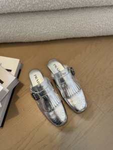唯美的设计让人心动不已，想为自己购入一双时髦鞋履的家人，这次在Prada 2024年普拉达秋冬系列中登场的绝美高跟鞋们绝对是能加入在你鞋柜中的时尚选择，心动的家