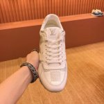 驴家 Run Away 运动鞋 拼接 Epi 牛皮革和 Monogram 压纹粒面牛皮革，再现传统跑鞋的灵感启发。楔形外底延续标志性设计，品牌字母和标识分饰鞋舌