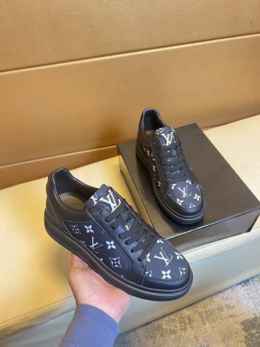 原单品质独家首发 路易威登 独特现代风运动鞋。休闲乐福原版皮 羊里 拒绝脱色磨脚 鞋底：原厂特供原版底，超酷 系带走路都带风风格设计 超舒服耐磨防滑原版底 就好