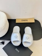 smfk十字面包拖鞋2025早春新款厚底运动鞋专柜断货王，一眼心动质感拉满，上脚无敌增高，闭眼可入，非常时髦的单品之一超多网红博主、明星都穿Smfk的运动鞋，真