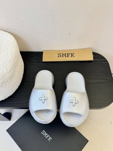 smfk十字面包拖鞋2025早春新款厚底运动鞋专柜断货王，一眼心动质感拉满，上脚无敌增高，闭眼可入，非常时髦的单品之一超多网红博主、明星都穿Smfk的运动鞋，真