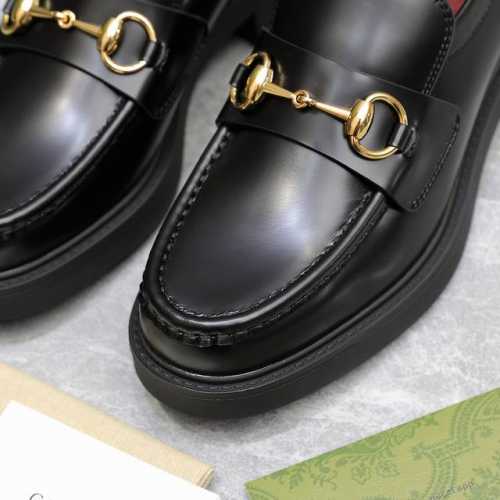 最高版本 2024秋冬最新GUCCI 沟纹小蜜蜂底马衔扣厚底乐福鞋 安可拉酒红内衬单鞋代购级别 高端精品尖货 这款乐福鞋匠心融蕴靴子和软帮薤鞋设计中的时尚元素，