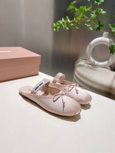 出厂价pp真丝的 羊皮 顶级品质 Miu Miu芭蕾舞平底包头托鞋 2025春夏 全新超美芭蕾鞋原版一比一开发 时尚淑女气质脚背弹力象劲上脚非常方便 鞋面:进口