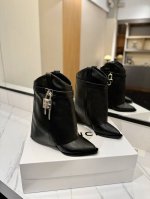 专柜正品级定制版本 GIVENCHY0 新款高跟刺绣长靴，市面最高版本 纪梵希 锁扣 鞋头刺绣花款 风靡整个时尚圈 原版开发鞋型超级正 最高还原度鞋型 包裹性非