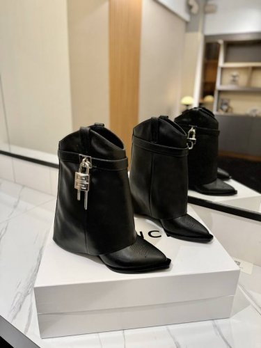 专柜正品级定制版本 GIVENCHY0 新款高跟刺绣长靴，市面最高版本 纪梵希 锁扣 鞋头刺绣花款 风靡整个时尚圈 原版开发鞋型超级正 最高还原度鞋型 包裹性非