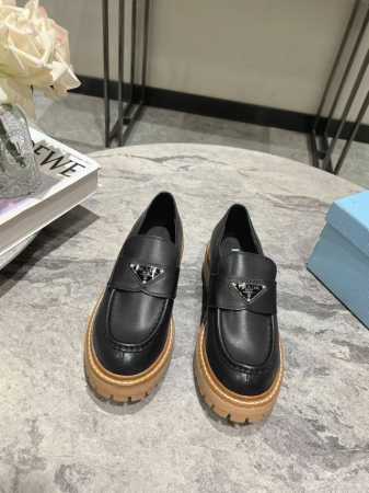 Prada 普拉达 24*秋冬最新发布厚底乐福鞋 单鞋 面皮：开边珠牛皮 牛皮， 内里：进口混种羊皮里 大底：原版生胶耐磨底 厚底 码数：35～39 40、41 - 点击图像关闭