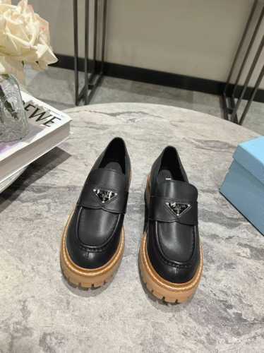 Prada 普拉达 24*秋冬最新发布厚底乐福鞋 单鞋 面皮：开边珠牛皮 牛皮， 内里：进口混种羊皮里 大底：原版生胶耐磨底 厚底 码数：35～39 40、41