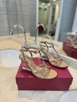 Valentino 新款 最新铆钉元素 夏季晶莹剔透干净清新 经典铆钉简约大气 鞋面垫脚羊皮。水晶透明鞋跟高:8.5厘米 -真皮鞋底 -码数35-39 34.4