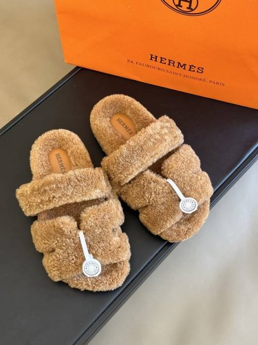 顶级版本 Herme s #皮毛一体卷糕毛二舅拖 经典色 + 2024 新配色 今年面料均选用A+皮毛一体卷糕毛 毛茸茸的 敲可爱的，踩云脚感，光脚或者搭配个袜