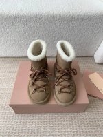 MiuMiu 缪缪2024ss秋冬走秀款 绑带羊毛小短靴雪地靴毛毛鞋 经常出现在各大时装杂志封面 各路明星、小红书博主都有钟爱 搭配绑带设计更显优雅，上脚尤为惊