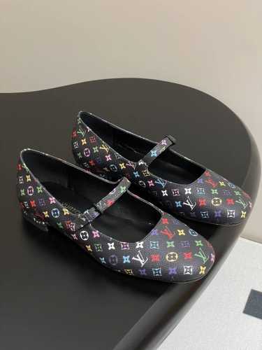 25Ss早春新款Louis Vuitton Lv Swing 高跟鞋最火最新金属跟玛丽珍后空粗跟凉鞋字母标高跟单鞋 选用柔软 皮革塑造易于穿脱的设计，以利落线条