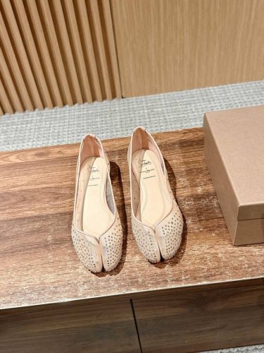 克里斯提 鲁布托联名马吉拉分趾高跟单鞋 Maison Margiela 与 Christian Louboutin 推出首个联名鞋履系列 全新合作以两种互相交融