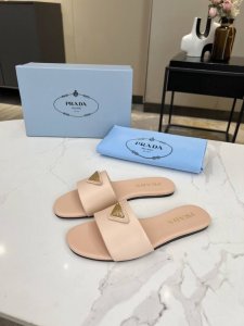 Prada 普拉达 2024新款拖鞋。三角LOGO标平底女鞋，码数：35一43真皮底 橡胶底