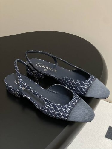 最新牛仔布 25p早春新款Chanel小香绝美牛仔布后空Sling-Back凉鞋平底 粗跟 sling-Back于1957年问世,之后Two-Tone设计成为C