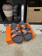元 长期有货Hermes男士 Kazimir拖鞋-顶级品质 编织饰若和小牛皮机能凉鞋，以“H”标志性图案为灵感的交织鞋面打造休闲造型，可谓夏日良伴。 进口牛皮+