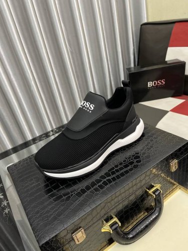 出厂价Pp： Boos 男鞋休闲鞋原单品质鞋面采用进口小牛皮，超透气舒适内里做工精细，高端大气。有时尚典范造型。发泡透明耐磨大底，穿着舒适，值得拥有。码数：38