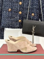 厂价 Loro Piana Lp 经典复古绝美 平底坡跟拖鞋 简约即时髦 松弛的高级感 感受夏日感高级穿搭~ 面料采用原版定制皮料 内里垫脚均为混种羊皮 意大利
