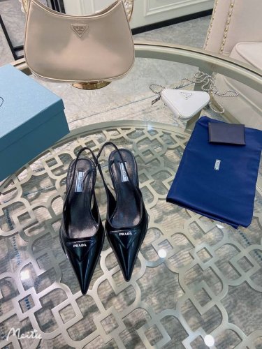 p直销 P直销Prada 221普拉达春夏新品，实力来袭！当红巨星金晨同款凉鞋，时髦百搭Nice单品，意大利专柜代购原版鞋开发，1比1照足原味复刻。今年的主题就